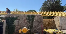 Charpente/couverture en cours de création 